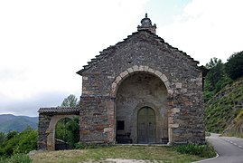 Portal bajo arco en Posada de Omaña