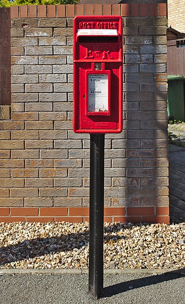 File:Post box at Tanworth Grove, Moreton.jpg