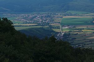 Prírodná pamiatka Sninský kameň - pohľad na obec Belá nad Cirochou, CHKO Vihorlat.jpg