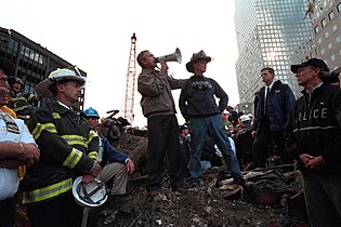 14 septembrie: Președintele George W. Bush la ruinele Turnurilor Gemene, ținând un discurs faimos pompierilor