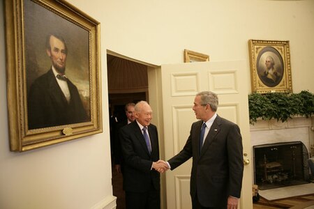Tập_tin:President_George_W._Bush_welcomes_Minister_Mentor_Lee_Kuan_Yew_of_Singapore.jpg