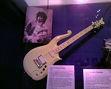 Fotografie von 1984 und „Cloud“-Gitarre in einer Ausstellung der Smithsonian Institution