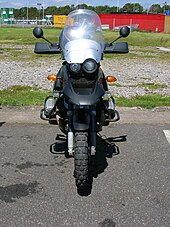 The BMW R1150GS has an oil cooler below the headlights and fins for air cooling on the cylinders. R1150gs-front.jpg