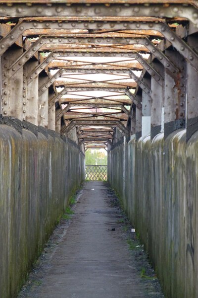 File:Railway footbridge - geograph.org.uk - 3952879.jpg