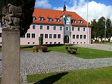 Rathaus mit Kriegerdenkmal