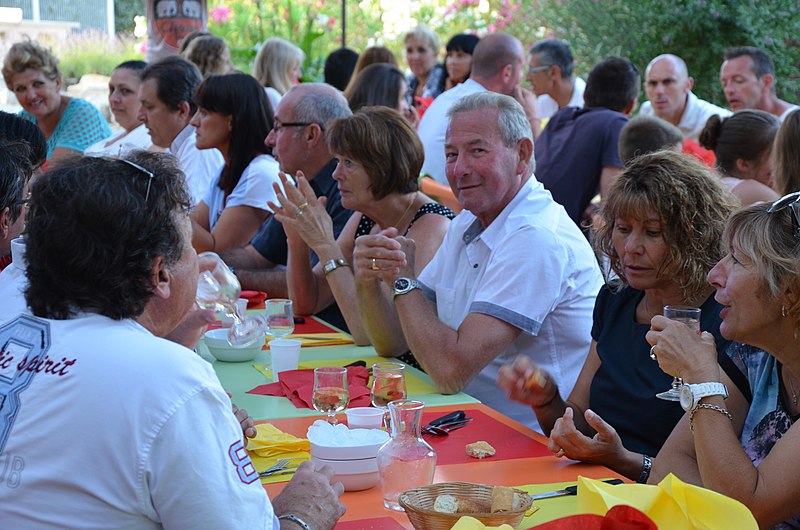 File:Repas lors de la fête votive de Saint-Aygulf.jpg