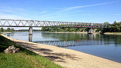 Ren Nehri üzerindeki demiryolu köprüsü