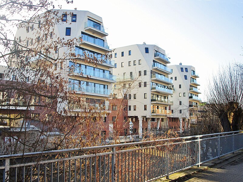 File:Riverhouses in Schleußig.jpg