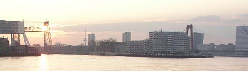 Panoramaview op Rotterdam, waarop onder meer De Hef, de Euromast en de Willemsbrug te zien zijn