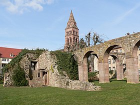 Zřícenina kláštera Munster (v pozadí protestantský kostel)