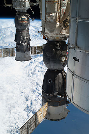 חלליות סויוז (מקדימה) ופרוגרס (מאחורה) עוגנות בתחנת החלל הבינלאומית