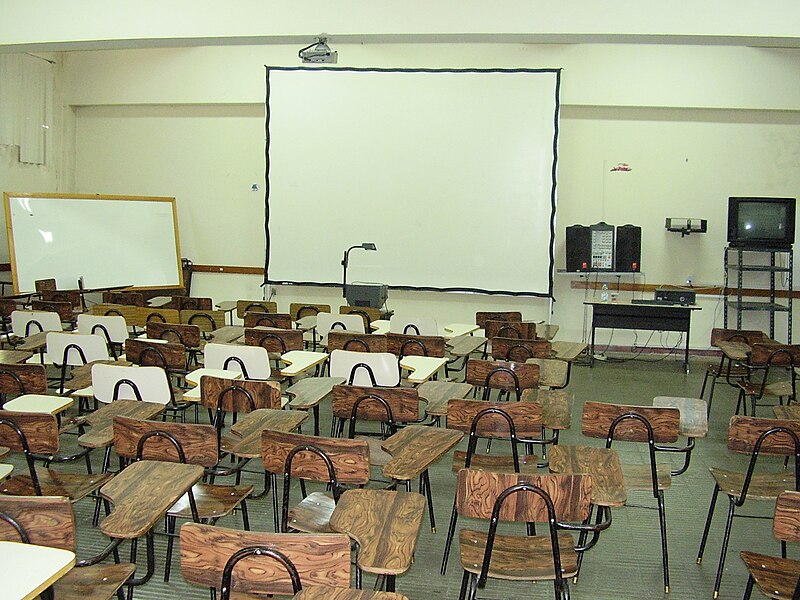 File:Salón de clase de LICCOM.JPG