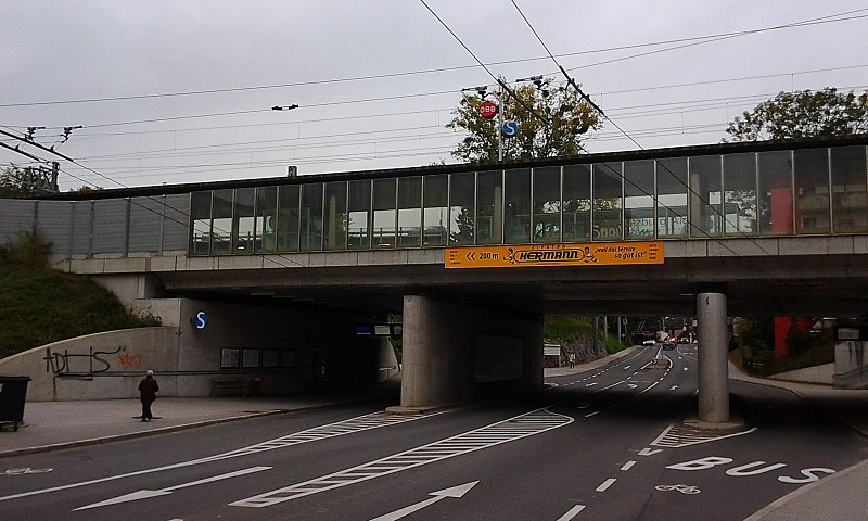 File:Salzburg - Lehen - Bahnhaltestelle Salzburg Aiglhof - 2012 10 23 - 1.jpg