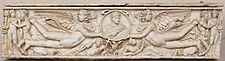 Achill und Cheiron, Oceanus und Tellus umringen die imago clipeata des Verstorbenen, Sarkophag aus dem späten dritten Jahrhundert n. Chr.