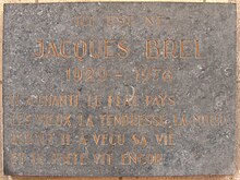 Gedenktafel an Brels Geburtshaus. Übersetzung der Inschrift: „Hier wurde Jacques Brel geboren 1929–1978 ‚Er hat das Flachland, die Alten, die Zärtlichkeit und den Tod besungen. Er hat sein Leben aufrecht gelebt und der Poet lebt noch immer‘“