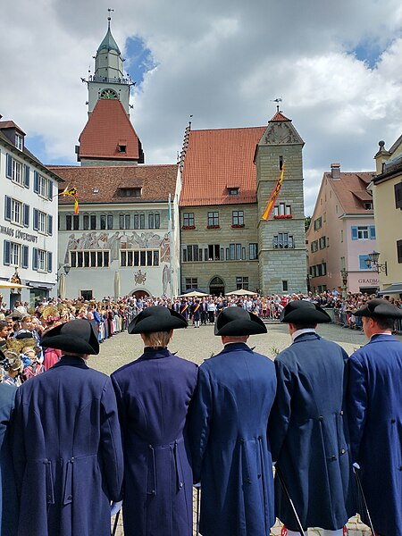 File:Schwertkompanie versammelt auf der Hofstatt von Überlingen, Juli 2022.jpg