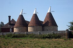 Scuttington Manor Oast, Dully Road, Линстед, Кент - geograph.org.uk - 1449724.jpg