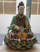 Bouddha assis, à glaçure vert et jaune, époque Ming tardive, XVIe siècle.