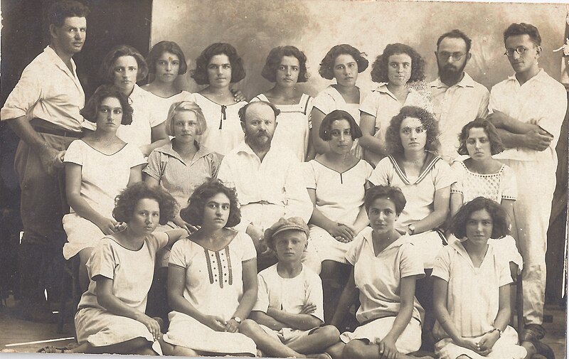 File:Sh. Z. Pugachov among a group of girl students and teachers Zvi Zohar, Arieh Allweil and Dov Yoffe at Kfar Yeladim.jpg
