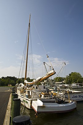 Stern of the Clyde with a pushboat Skipjack Thomas W. Clyde 2.jpg