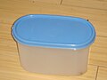 1. Klassiek voorbeeld van tupperware met een blauw deksel.