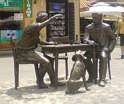 Tinkers Sokağı'nın önünde Stevan Sremac, avcı Kalça ve Kalça'nın köpeği Čapa heykeli