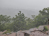 Au sommet du rocher du Lion, Sigiriya, sous la pluie.