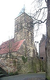 Der letzte Rest der ersten Stadtmauer von Rheine, zugleich Mauer der sogenannten Kirchburg, findet sich vor dem Westportal der Stadtkirche St. Dionysius. Spätestens im Jahr seiner Stadtwerdung, 1327, war der Ort befestigt.