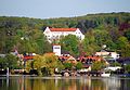 Näkymä Starnberg-järveltä kaupunkiin ja Starnbergin linnalle.