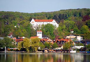 Blick auf Stadt und Schloss Starnberg