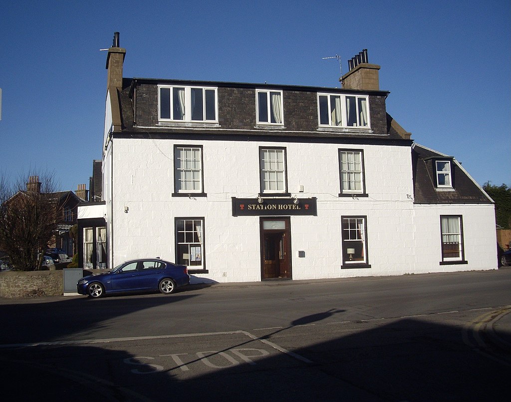 Small picture of The Station Hotel courtesy of Wikimedia Commons contributors