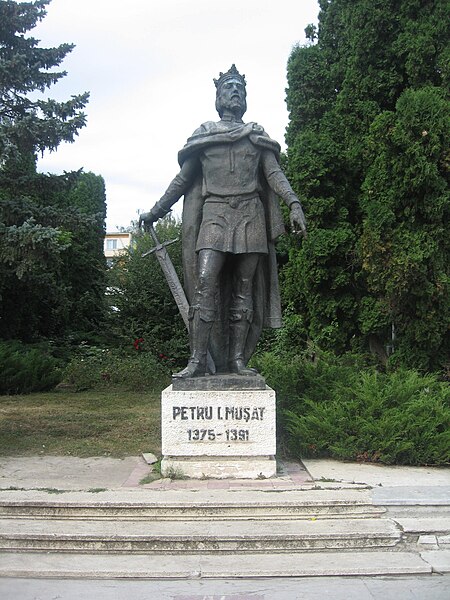 File:Statuia lui Petru I Mușat din Suceava2.jpg