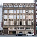 Deutsch: Kontorhaus Steinstraße 23 (Haus Gülden Gerd) in Hamburg-Altstadt. in der Fassade spiegelt sich die gegenüberliegende Hauptkirche St. Jacobi. This is a photograph of an architectural monument. It is on the list of cultural monuments of Hamburg, no. 12403.