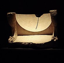 Antike Sonnenuhr (abgeschnittene Skaphe, aus  Ai Khanoum) mit Nodus (Spitze eines verloren gegangenen waagerechten Stabes)