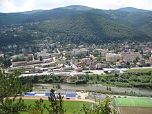 Blick auf das Stadtzentrum, den Bahnhof und das Fußballstadion