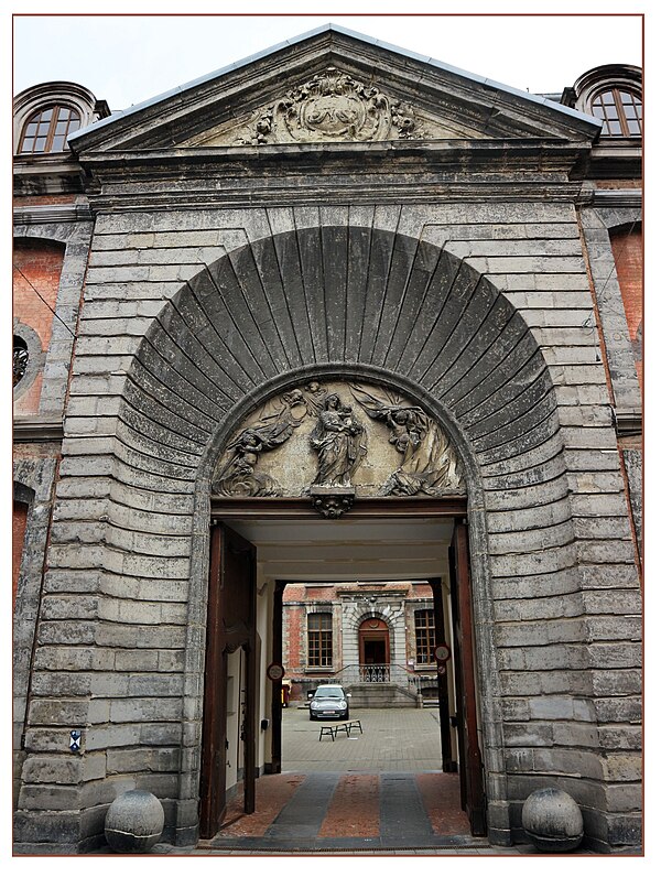 File:TOURNAI — Porche d'entrée de l'Académie des Beaux-Arts et des Arts Décoratifs, 14 rue de l'Hôpital Notre-Dame.jpg