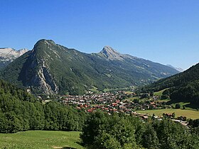 Kilátás a Mont Lachat-ra délről Thônes-en túl.