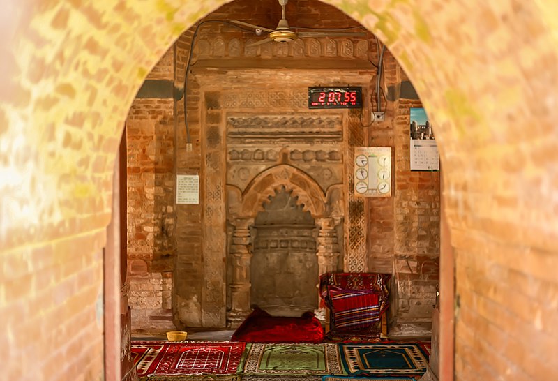 File:The interior of the mosque.jpg