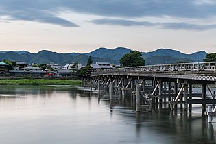 Katsurajoki Kioton allaslaakson reunamilla Arashiyamassa, Togetsun silta