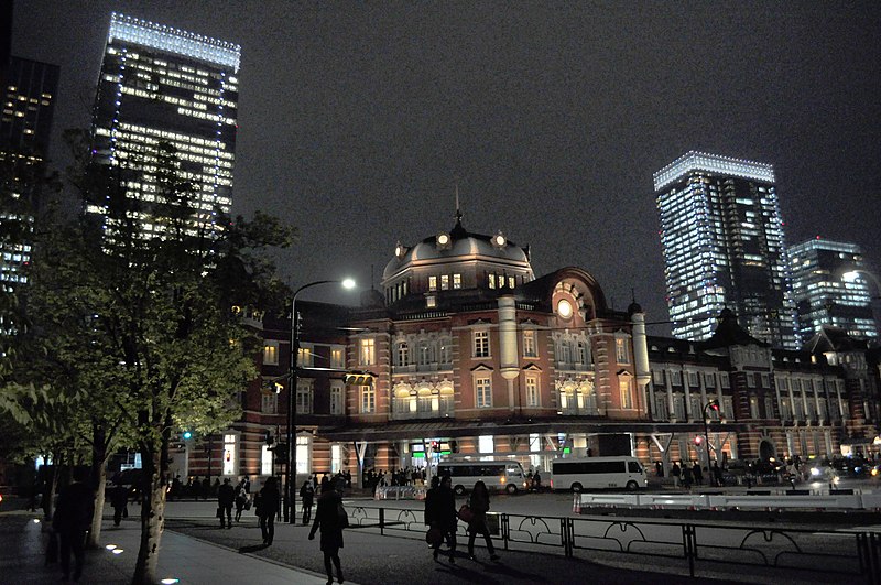 File:Tokyo Station at night 02 (15747636146).jpg