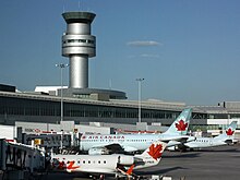 Flugzeuge der Air Canada und der Tower des Flughafens von Toronto