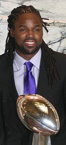 Torrey Smith și trofeul Superbowl 2013.jpg