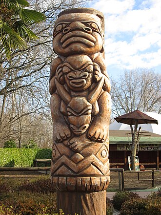 African totem along the park Totem Africa.JPG