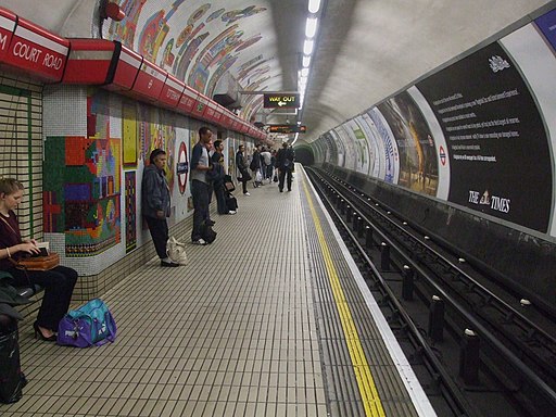 Tottenham Court Road stn eastbound Central look west