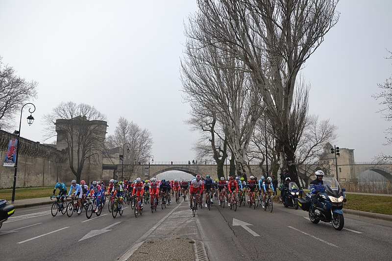 File:Tour La Provence 2019 - Avignon - Peloton 3.jpg