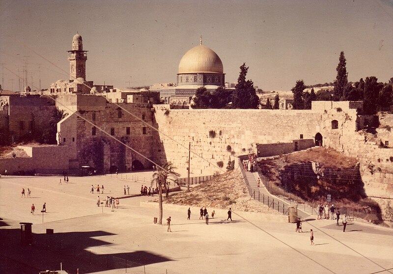 File:Touring in Jerusalem Palestine with Nahal Oz Volunteers - Kotel and Dome (1195773399).jpg