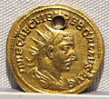 Ritratto di Treboniano Gallo con corona radiata su moneta d'oro (Museo nazionale romano, Palazzo Massimo alle Terme, medagliere)
