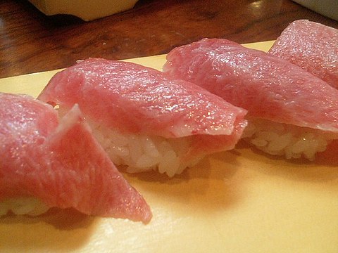 Toro nigiri (鮪とろ握り, fatty tuna belly)