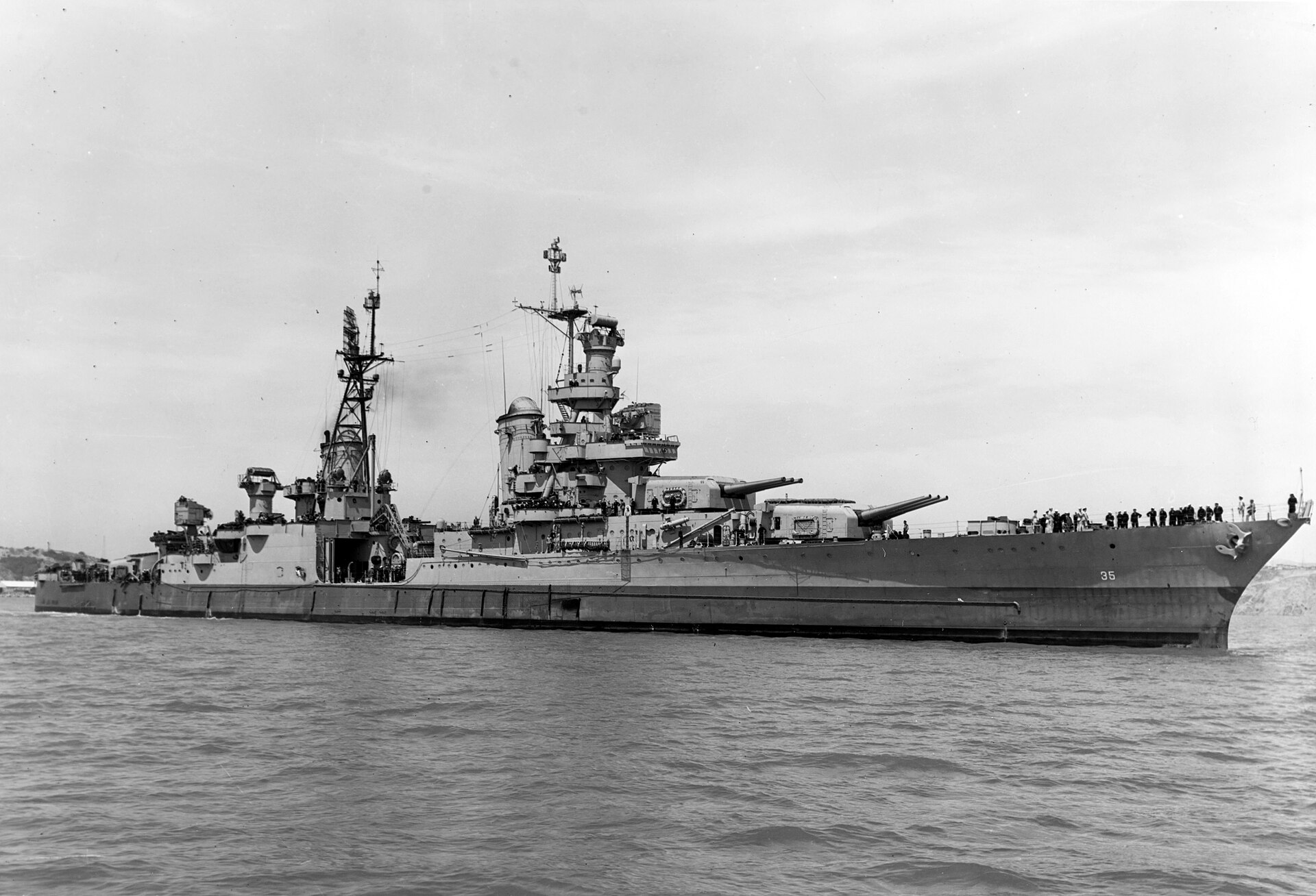 1920px-USS_Indianapolis_%28CA-35%29_off_the_Mare_Island_Naval_Shipyard_on_10_July_1945_%2819-N-86911%29.jpg