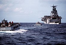 Landungsboote steuern während der Operation Sharp Edge das Welldeck der Saipan an